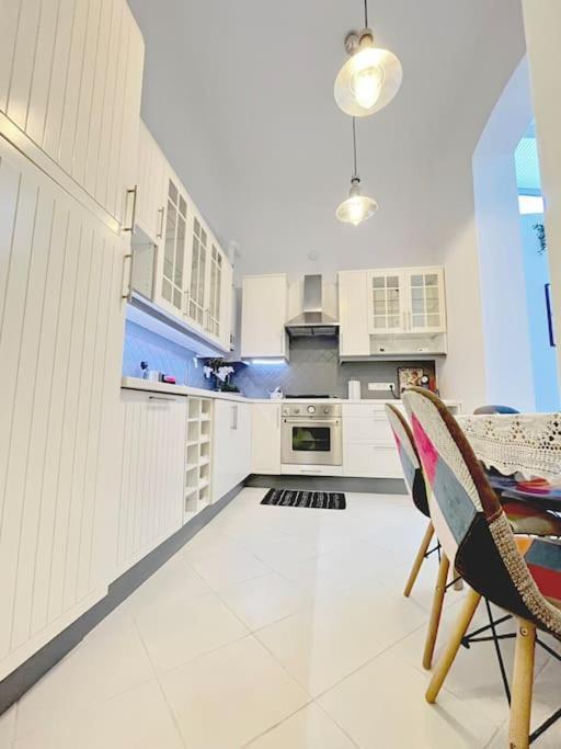 Central Bliss Bright City Haven Apartment