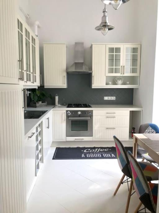 Central Bliss Bright City Haven Appartement
