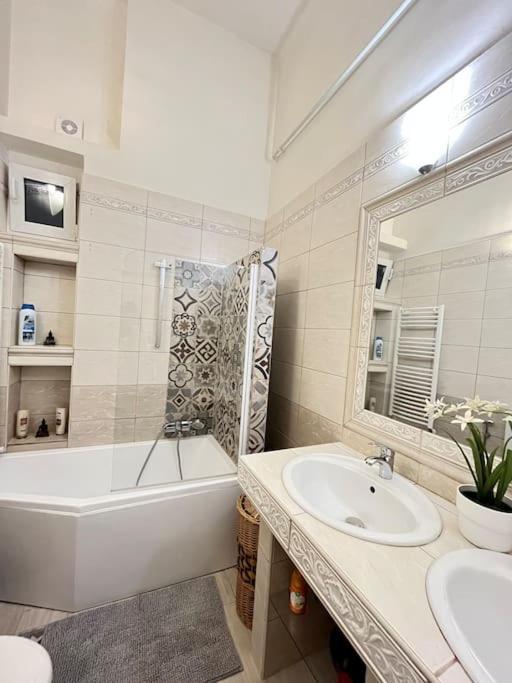 Central Bliss Bright City Haven Apartment *